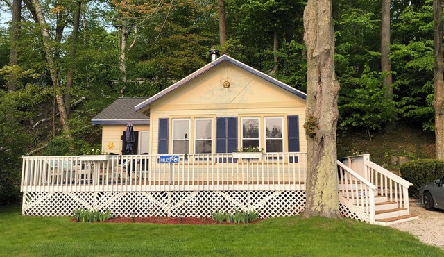 Cozy cottage overlooking Hamlin Lake, a few minutes from downtown!