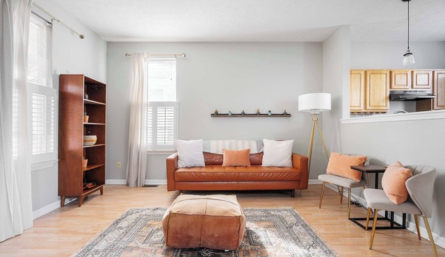 Cozy Downtown Escape! Hot tub and Modern Touches