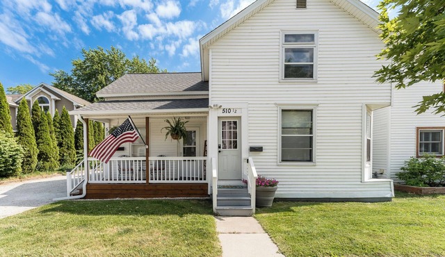 Cozy efficiency upper, a short walk downtown. Pet friendly with large backyard!