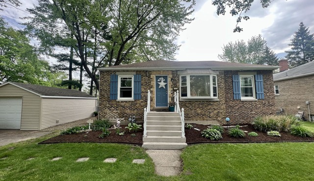 Cozy Family Cottage 2 Bed, 1 Bath Near Lake Michigan Fun and Wine country