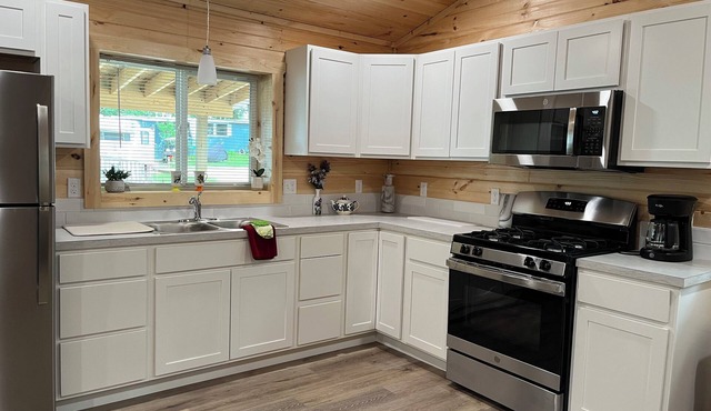 Cozy lake view cottage in awesome Greenville with WiFi, AC
