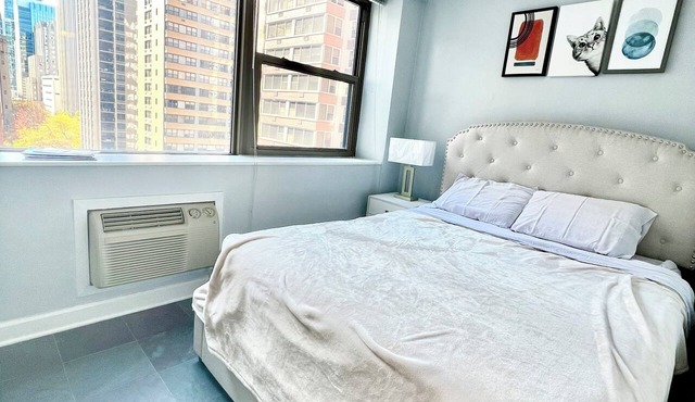 Cozy Streeterville Corner Unit