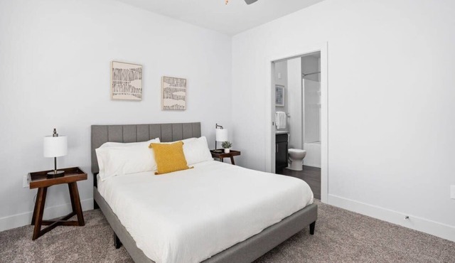 CozySuites Modern 2BR, Nora Indianapolis #9