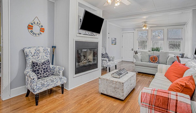 Cute cottage near beach & marina with high-speed WiFi, central AC & washer/dryer
