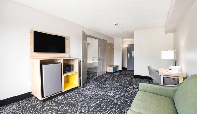 Days Inn & Suites by Wyndham Norton Shores/Muskegon