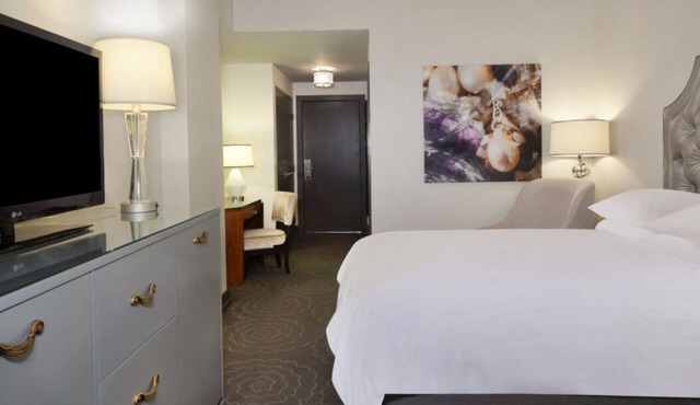 Dazzling Downtown Stay Near Riverwalk & Museums | 4 Amazing Rooms