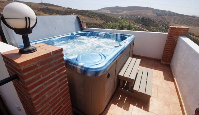 Detached Villa with Pool and large heated Jacuzzi, stunning Mountain Views in Valle de Abdalajís