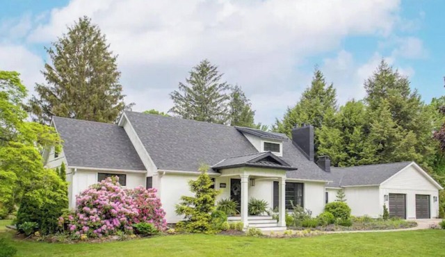 Dogwood Creek-Cozy in-town cottage with incredible deck, gardens, pool, sauna