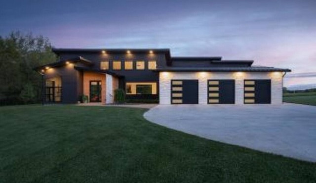 Dragonfly Retreat hot tub, sauna, 6 beds, 3 bath, large yard 3 min from Downtown