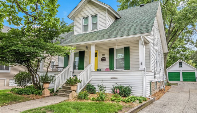 Eclectic Bungalow in the Heart of Royal Oak