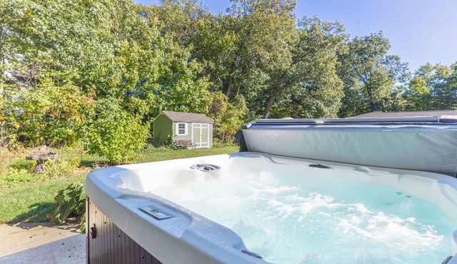 Emerald Oasis – Stylish Lakeshore Haven with Hot Tub & Fire Pit