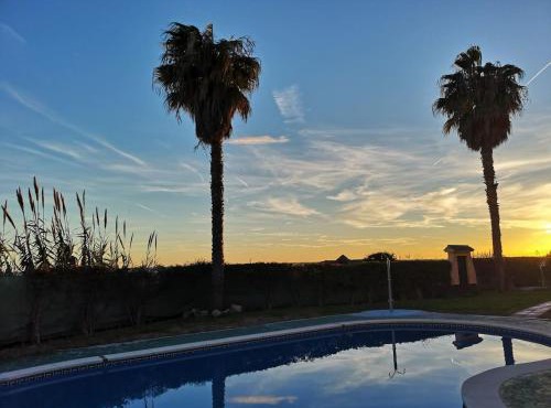 Espectacular residencial en 1a linea con piscina in Benajarafe
