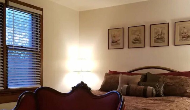 Executive Apt King bed MishawakaRiverwalk LongStay