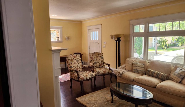 Fabulous 4-bedroom house with AC in charming Grand Rapids, next to Medical Mike