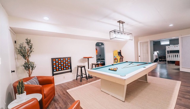 Family retreat w/pool, fire pit & game room. Near Saugatuck, wineries & beach!