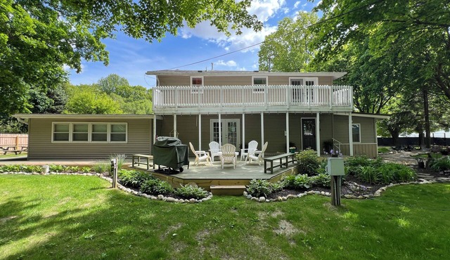 Fantastic 6-Bedroom House with Hot Tub and Round Lake Access - Sleeps 16+