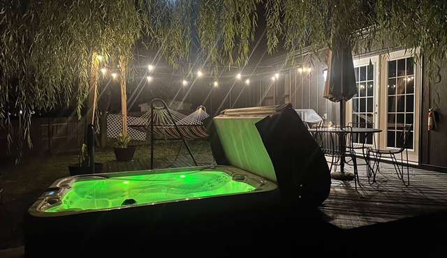 Fishers Getaway Hot Tub Walk to Dining Pets Welcome