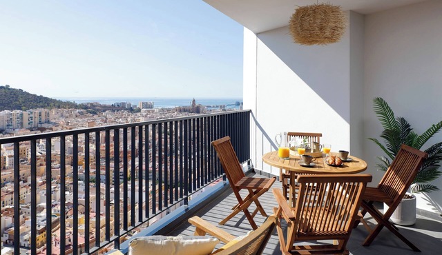Flat like in a skyscraper in Manhattan , but with views of old Malaga Urban Sky
