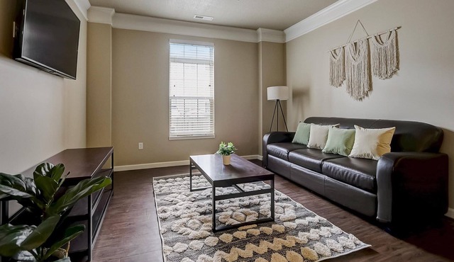 Frontdesk | 2 BR in Roseland