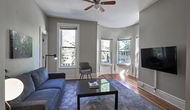 FRONTDESK Bright Open 3 BR Apt in West DePaul