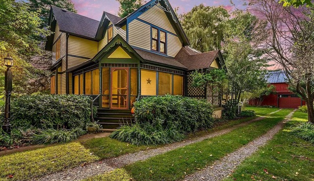 Gatsby style oasis near Saugatuck, shops, wineries, stunning backyard!