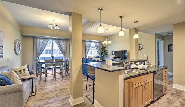 Grand Haven Condo - Walk to Nearby Hot Spots!