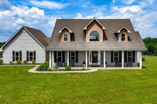 Great for Groups! Corinth Gem w/Game Room & Pool in Corinth