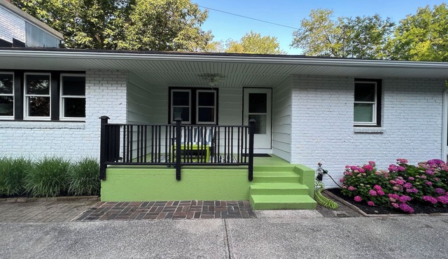 Great North Side Location.Walk to Beach and Downtown.4 King Beds!
