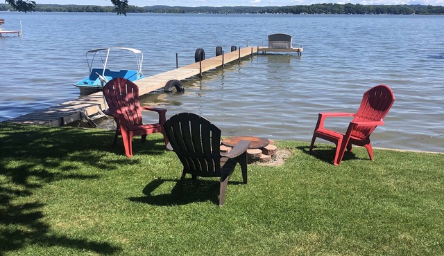 Gun Lake Cottage . Pet friendly and close to state park,restaraunts and casino.