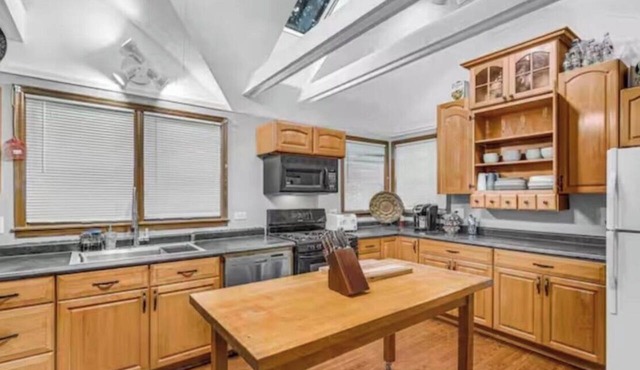 Hardrock Hide-Away! 5-bedroom house with 5 queen beds. Close to Casino