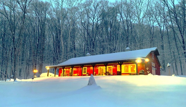 Harmony Hollow barndominium with hot tub near Sugar Creek