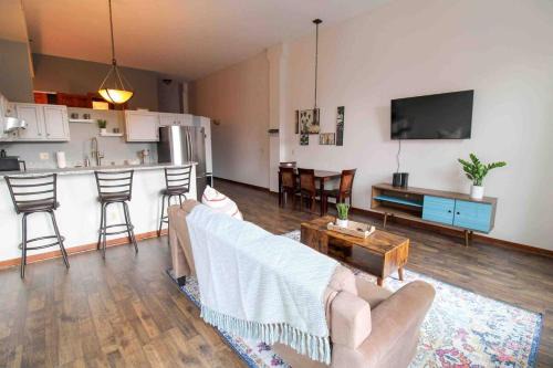 Heart of Downtown Cleveland Hideaway