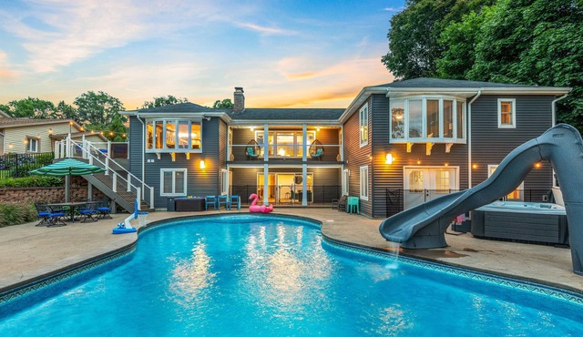 HeatedPool|Boat dock|Beach|HotTub|Arcades|Firepit