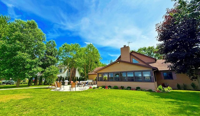 Here and Now - Hutchins Lake Access, Hot Tub, Game Room, Fireplace, Sunroom