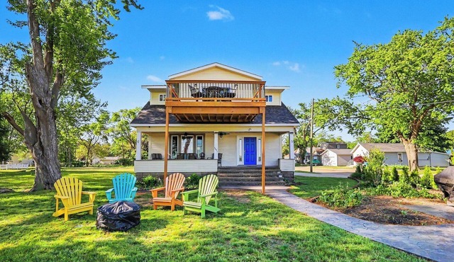 Hillside Lakeview Retreat in fabulous Muskegon!