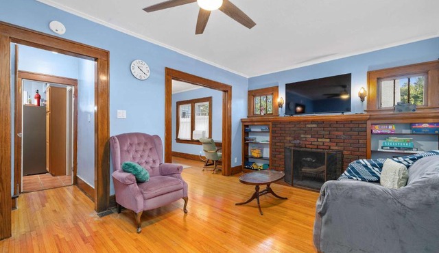 Historic 2 Bdr across from Lakeside Park