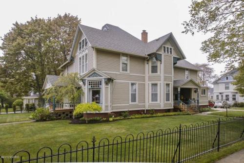 Historic Beach House 2 Blocks to Beach/Downtown w/Pool, Firepit, 7 BRs