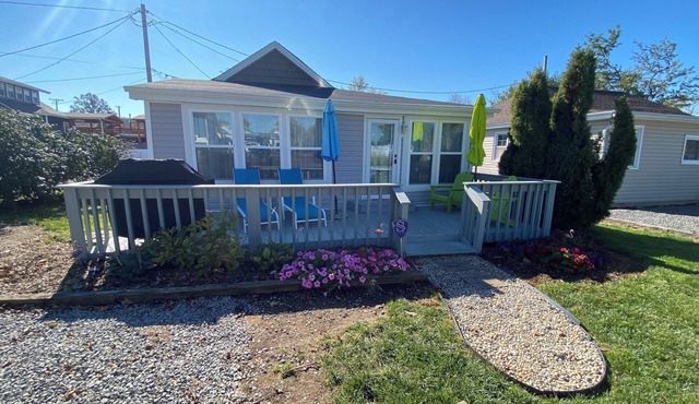 Historic Tiny Cottage just a short walk to the lake. Pet Friendly!