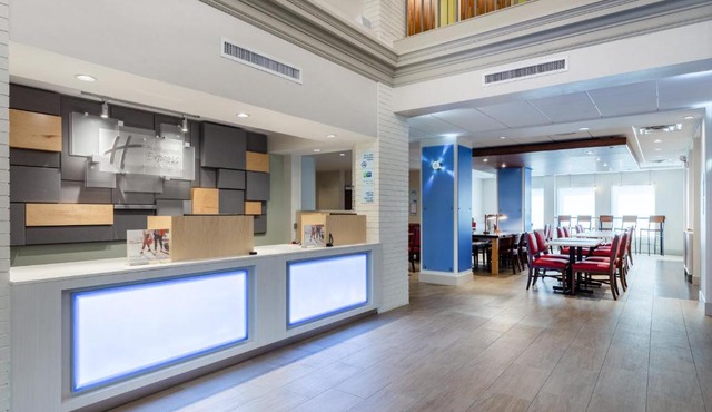 Holiday Inn Express & Suites Chicago-Midway Airport by IHG