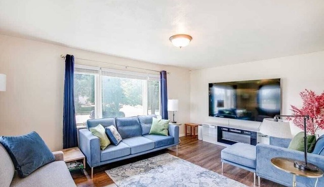 Home 3 Minutes from Notre Dame. Sleeps 8+