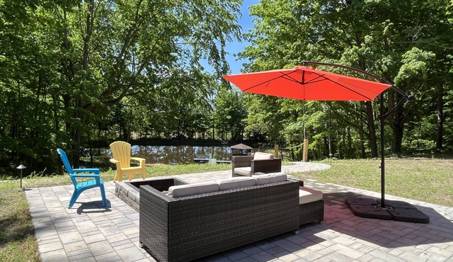 HOT TUB! Firepit, trail, gazebo, kayaks, PONDS! Hill for your snow sleights!