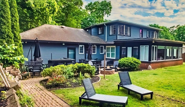 Huge Lake House. Sleeps 8, 4 BDRM, 4.5 BTHs. Private Dock w/Canoes & Kayaks!