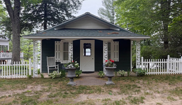 Idyllic 3-Bedroom Lake Front Cottage on Ford Lake