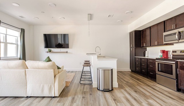 Indy Hideaway: Cozy 1BR w/King bed and Free Street Parking.
