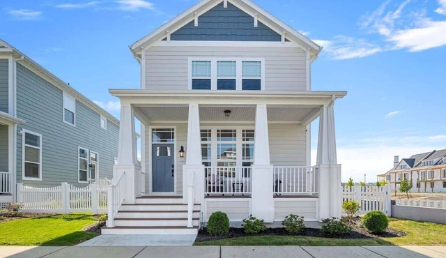 Juniper Presents: Gorgeous Vacay Home w Marina View Near the Beach