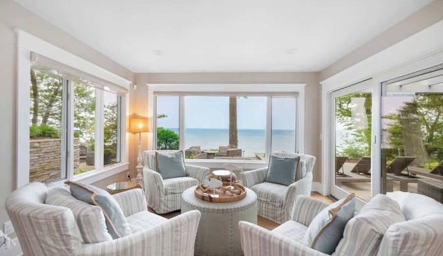Juniper Presents: Magnificent Lakefront Vacay Home on the Beach