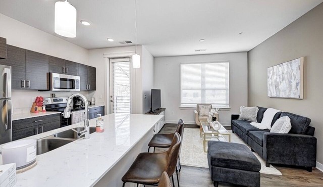 KING BED- 1BED/1BATH- *IN THE HEART OF BROAD RIPPLE *