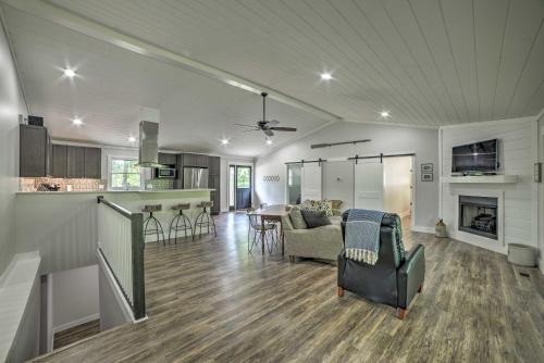 Lake Barkley Waterfront Home w/Deck & Boat Dock! in Cadiz