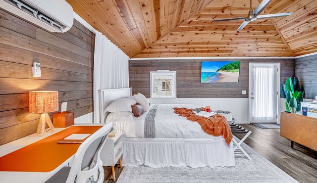 Lake Michigan Couples Retreat - King Bed - Beach Access