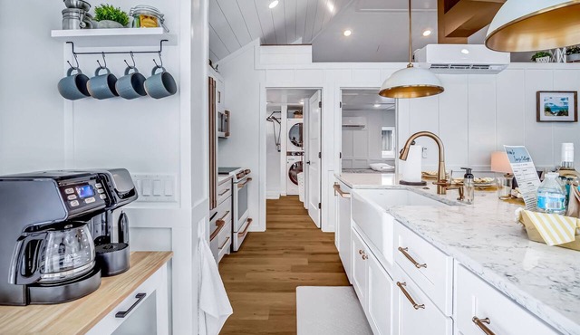 Lake Michigan Family Cottage - Sleeps 8 - Beach Access